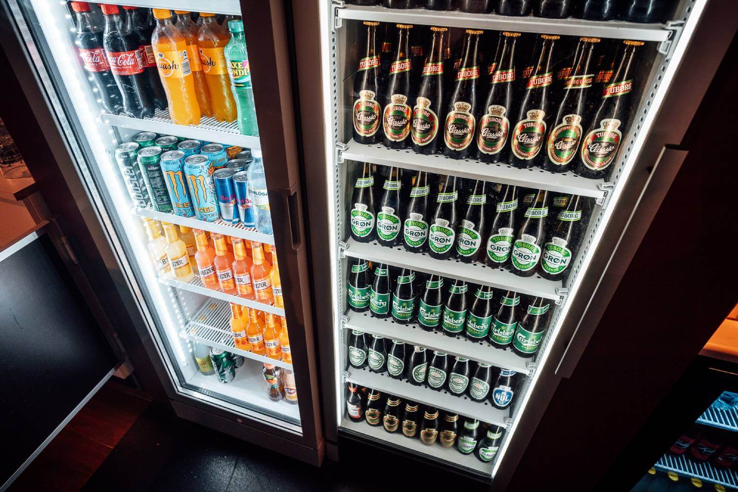 Køleskab med kolde drikkevarer ved Atto Sportsbar i Vejle